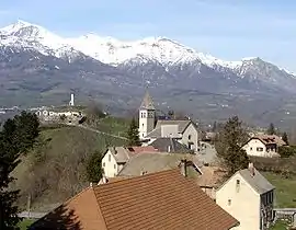 The church and the surrounding buildings in Laye